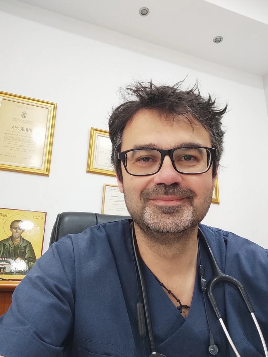 Dr Kostas iz Pefkohorija je omiljeni doktor svih tursta na Kasandri i ima važnu poruku za sve one koji letuju u njegovoj domovini