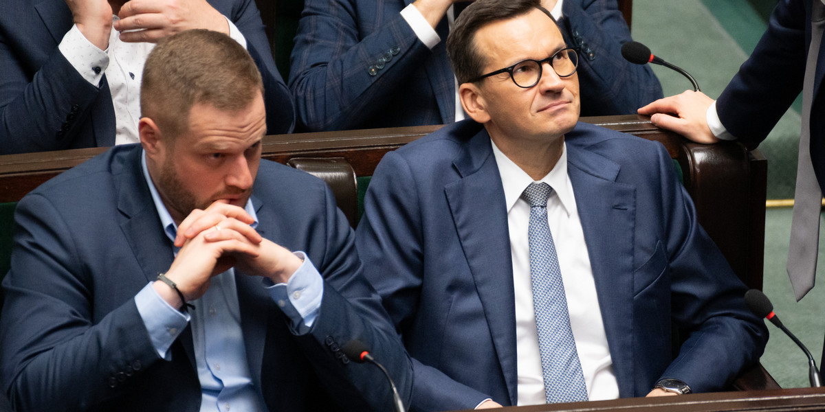 Janusz Cieszyński (z lewej) i Mateusz Morawiecki (z prawej) podczas posiedzenia Sejmu w grudniu 2023 r.