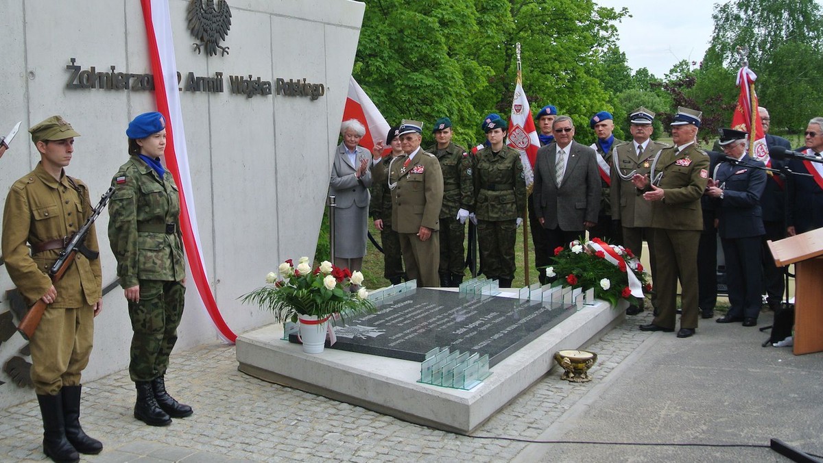 Mimo kontrowersji towarzyszących najpierw pomysłowi jego budowy, a później samej budowie - pomnik II Armii Wojska Polskiego na Cytadeli został uroczyście odsłonięty, a konieczność jego istnienia uzasadniła w płomiennym przemówieniu Krystyna Łybacka, posłanka SLD do Parlamentu Europejskiego - podaje codziennypoznan.pl