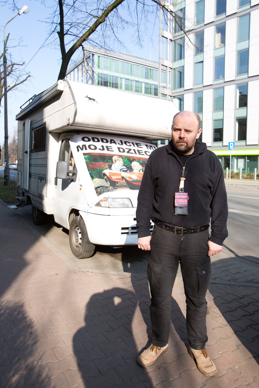 Zdesperowany ojciec protestuje pod katowickim sądem