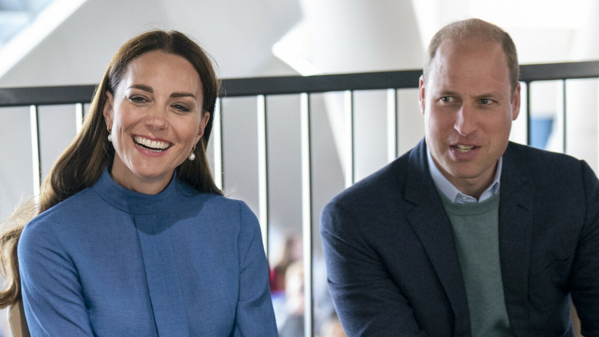 Tak pokazywani są William i Kate. Następcy tronu przybyło włosów 