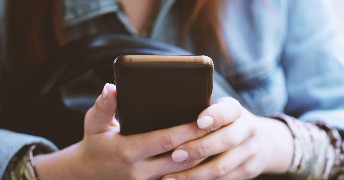 Twój telefon cię nie podsłuchuje. To stąd "wie", o czym rozmawiasz