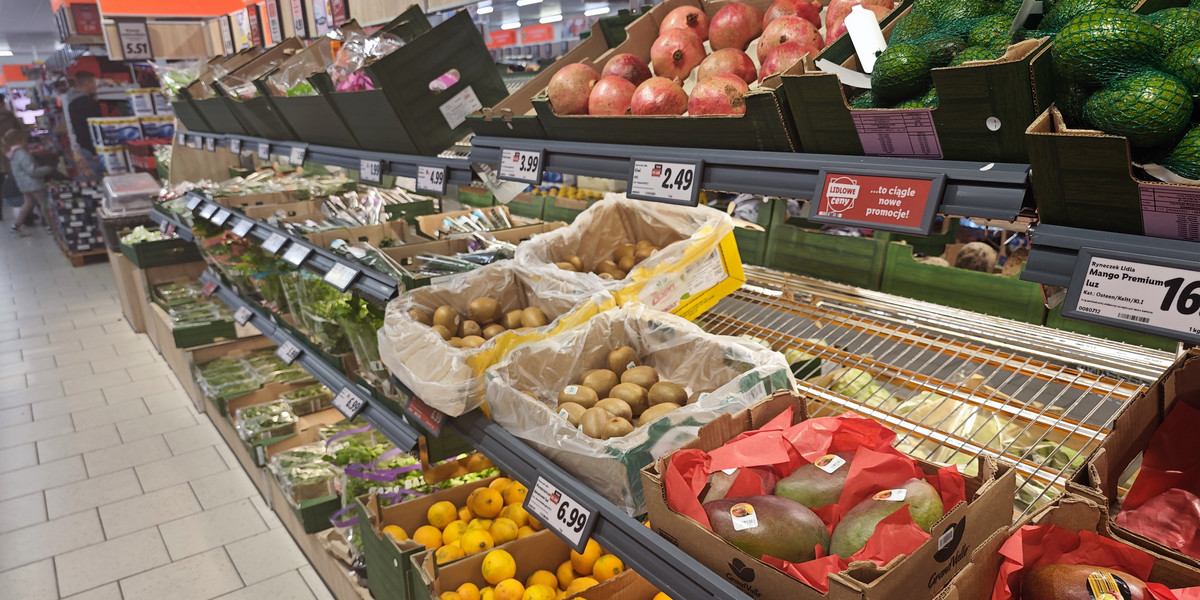 Badanie pokazuje, że Polacy kupują mniej produktów żywnościowych.