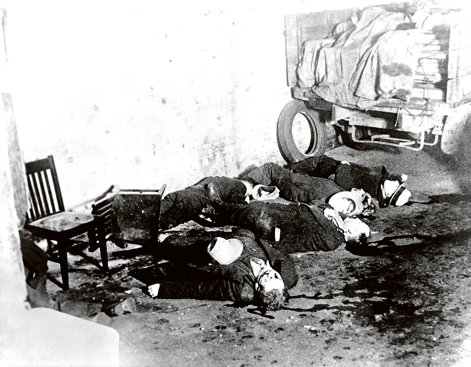 Masakr koji je počinjen na Dan zaljubljenih 1929. godine najviše se vezuje za njegovo ime. Jedan od ljudi koji je ubijen tog dana bio je izvesni Džejms Džimi Klark