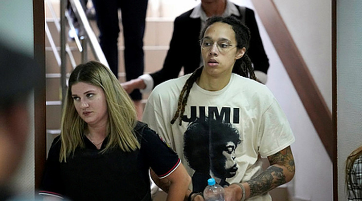 Brittney Griner kétszeres olimpiai bajnok amerikai kosárlabdázó érkezik perének tárgyalására a Moszkva szomszédságában fekvő Khimkiben 2022. július elsején /Fotó: MTI/AP/Alekszandr Zemljanyicsenko