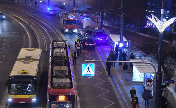 Rozpędzonym BMW staranował ludzi na przystanku. Omijał korek jadąc torami [ZDJĘCIA]