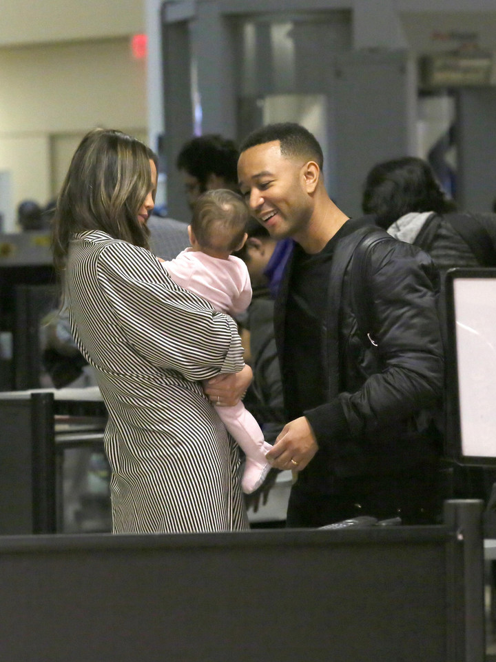 Chrissy Teigen i John Legend z córką na lotnisku