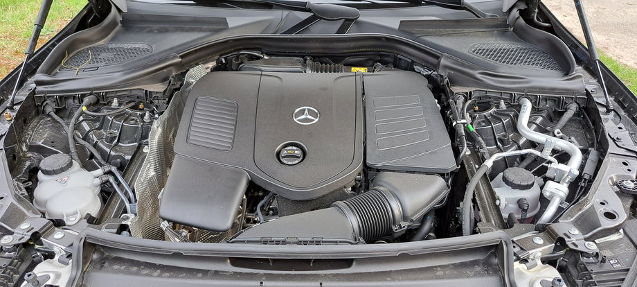 Mercedes GLC 200 ma 2-litrowy silnik o mocy 204 KM. Wspomaga go przerośnięty rozrusznik, który może działać też jako silnik elektryczny - ma moc 24 KM.