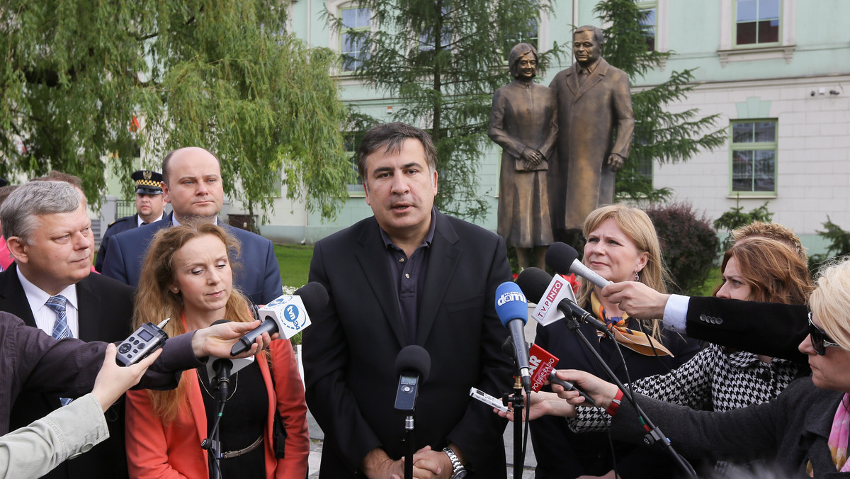 Lech Kaczyński był symbolem wielkiej odwagi. Podczas pobytu w Gruzji pokazał, że nie boi się Władimira Putina - mówił podczas wizyty w Radomiu b. prezydent Gruzji. Micheil Saakaszwili złożył kwiaty przed pomnikiem Lecha i Marii Kaczyńskich.
