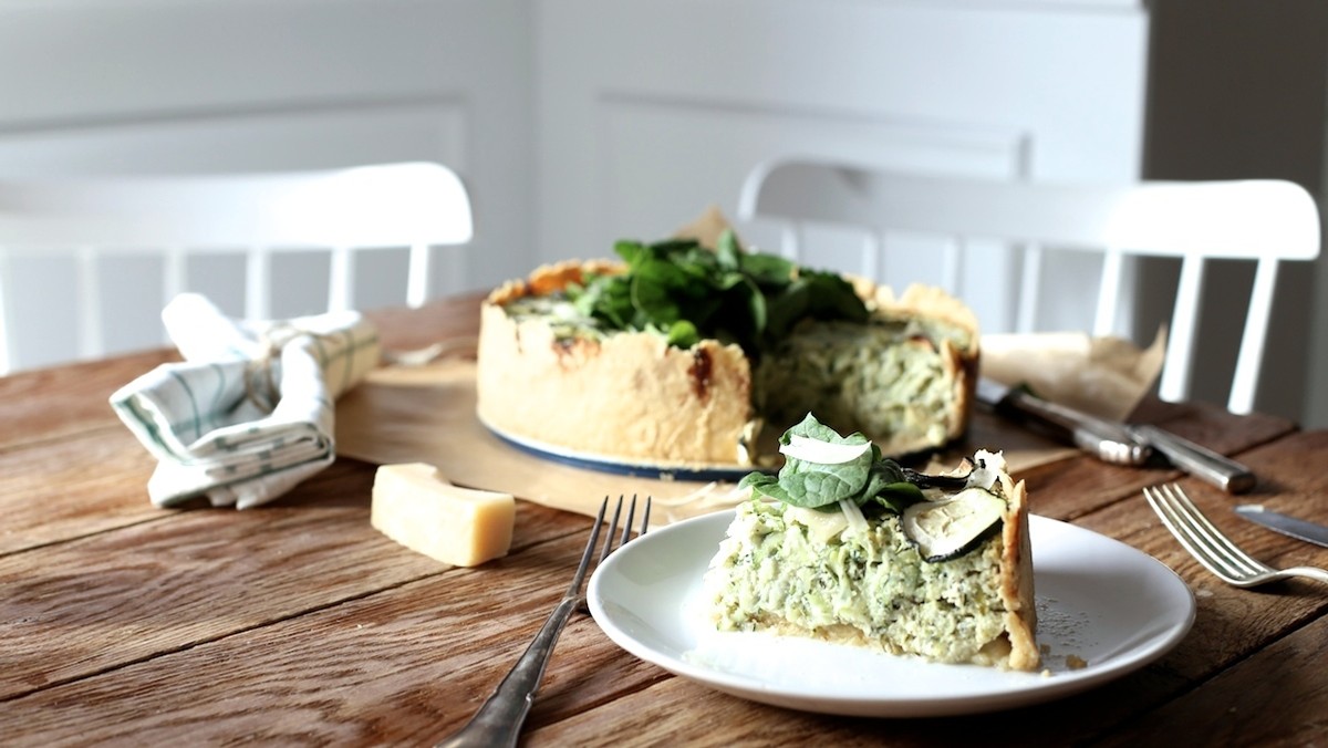 Znana blogerka Zosia Cudny prezentuje swój sprawdzony przepis na wyjątkowe w smaku quiche z cukinią, ricottą i parmezanem. Palce lizać!