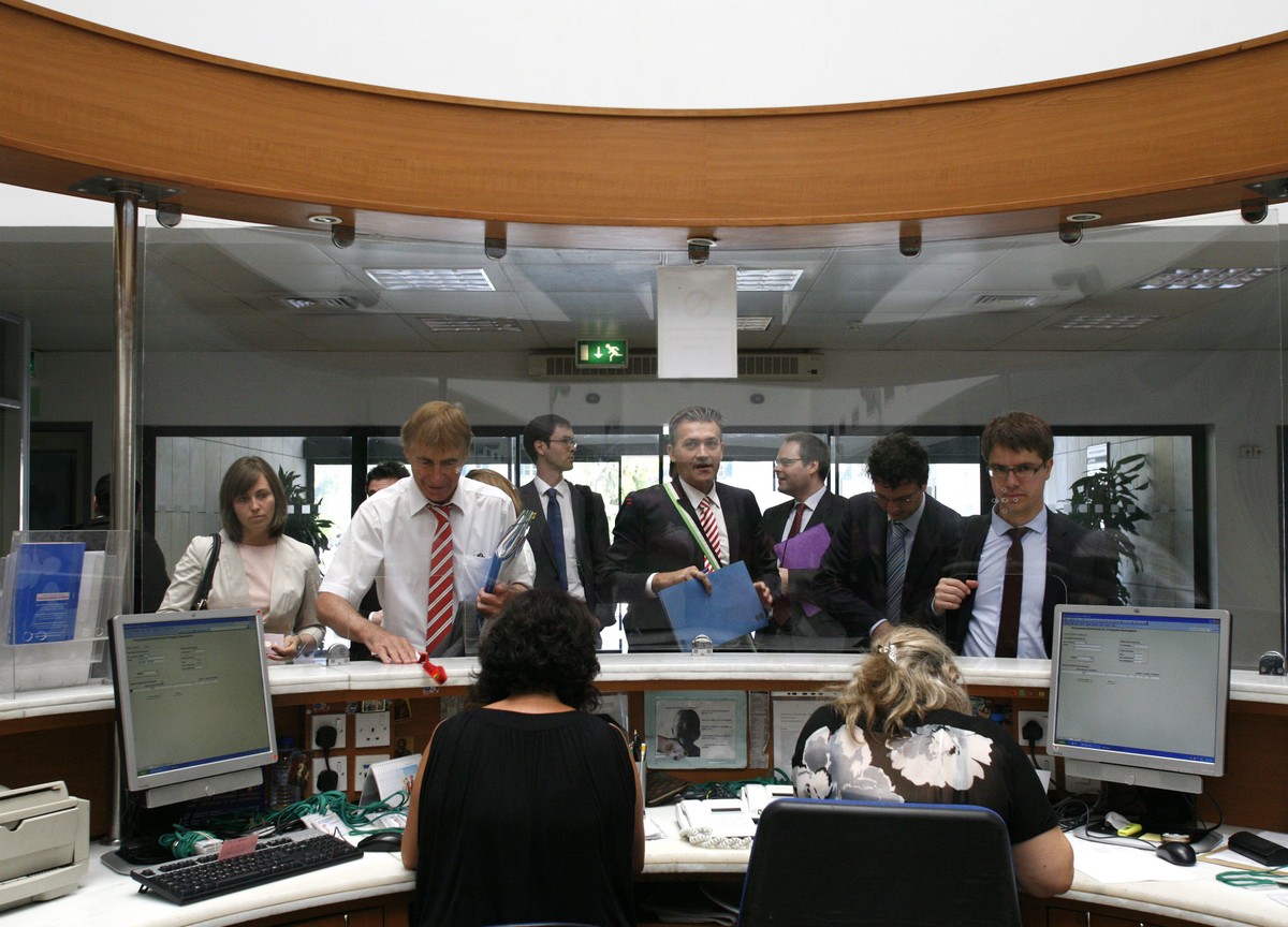 Przedstawiciele troiki na lotnisku w Cyprze