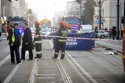 Tragedia w centrum Łodzi. Pijany motorniczy wjechał w auto. ZDJĘCIA