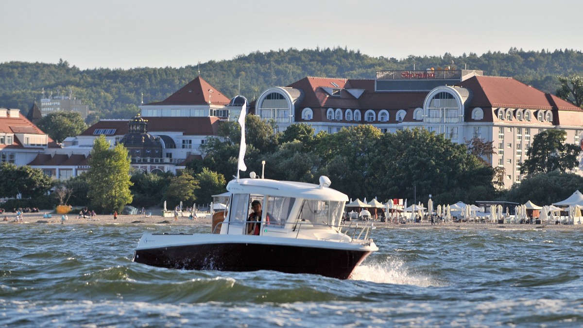 Water taxi, czyli wodne taksówki, to ciągle nieodkryta propozycja w komunikacyjnej ofercie Trójmiasta. Dzięki szybkim jachtom motorowym z  Sopotu do Helu dopłyniemy w niespełna pół godziny, a do centrum Gdańska w około 40 minut. To swoisty objazd zakorkowanych w sezonie dróg na Półwysep Helski.