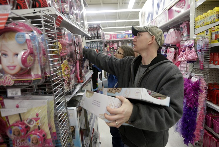 Milionom Amerykanów trudno było oprzeć się takim okazjom więc zaraz po zakończeniu świątecznego obiadu ruszyli do sklepów. Byli i tacy, którzy zjadali tradycyjnego indyka koczując w kolejkach. W dniu Święta Dziękczynienia swoje sklepy otworzyły największe sieci handlowe: Walmart, Best Buy, Toys'R'Us, Macy's i Kmart. <br>Na zdjęciu: Black Friday w sklepie Toys R Us w Queensbury, Nowy Jork, USA. <br><br>EPA / ANDREW GOMBERT DOSTAWCA: PAP / EPA.