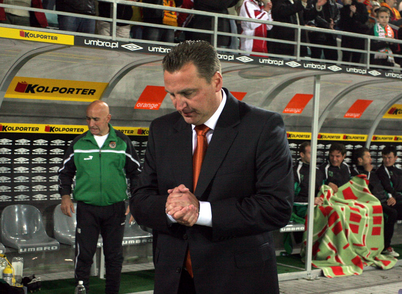 Zdjęcie z 2006 r. trener Zagłębia Lubin Czesław Michniewicz przy budce trenerskiej