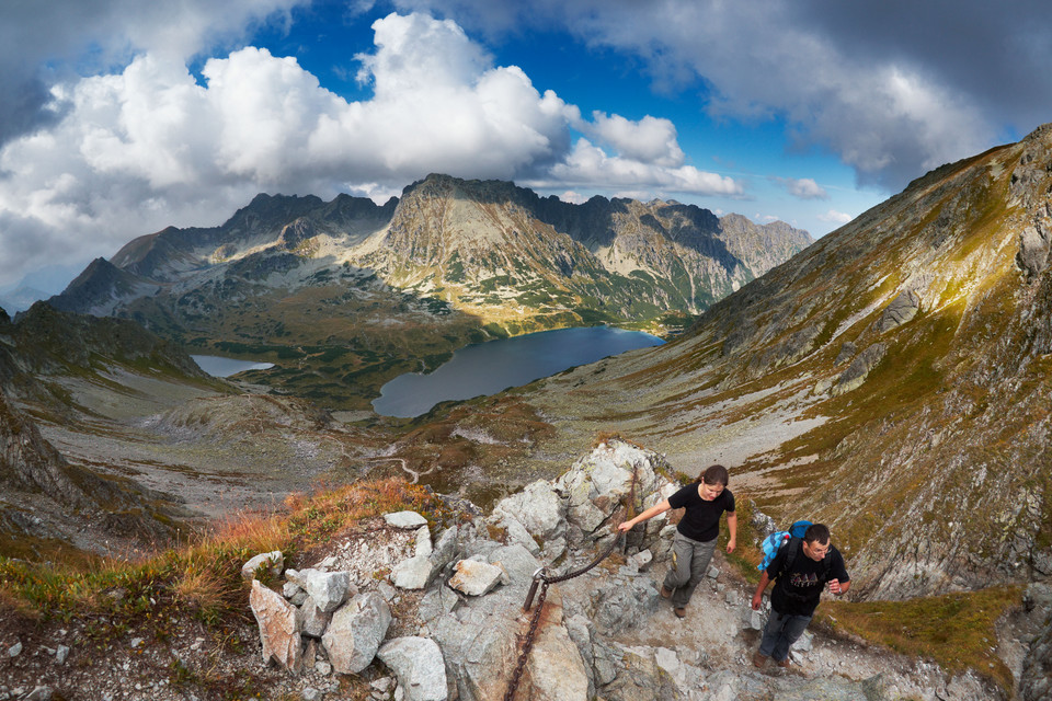 Turyści na szlaku na Szpiglasową Przełęcz, w dole Dolina Pięciu Stawów