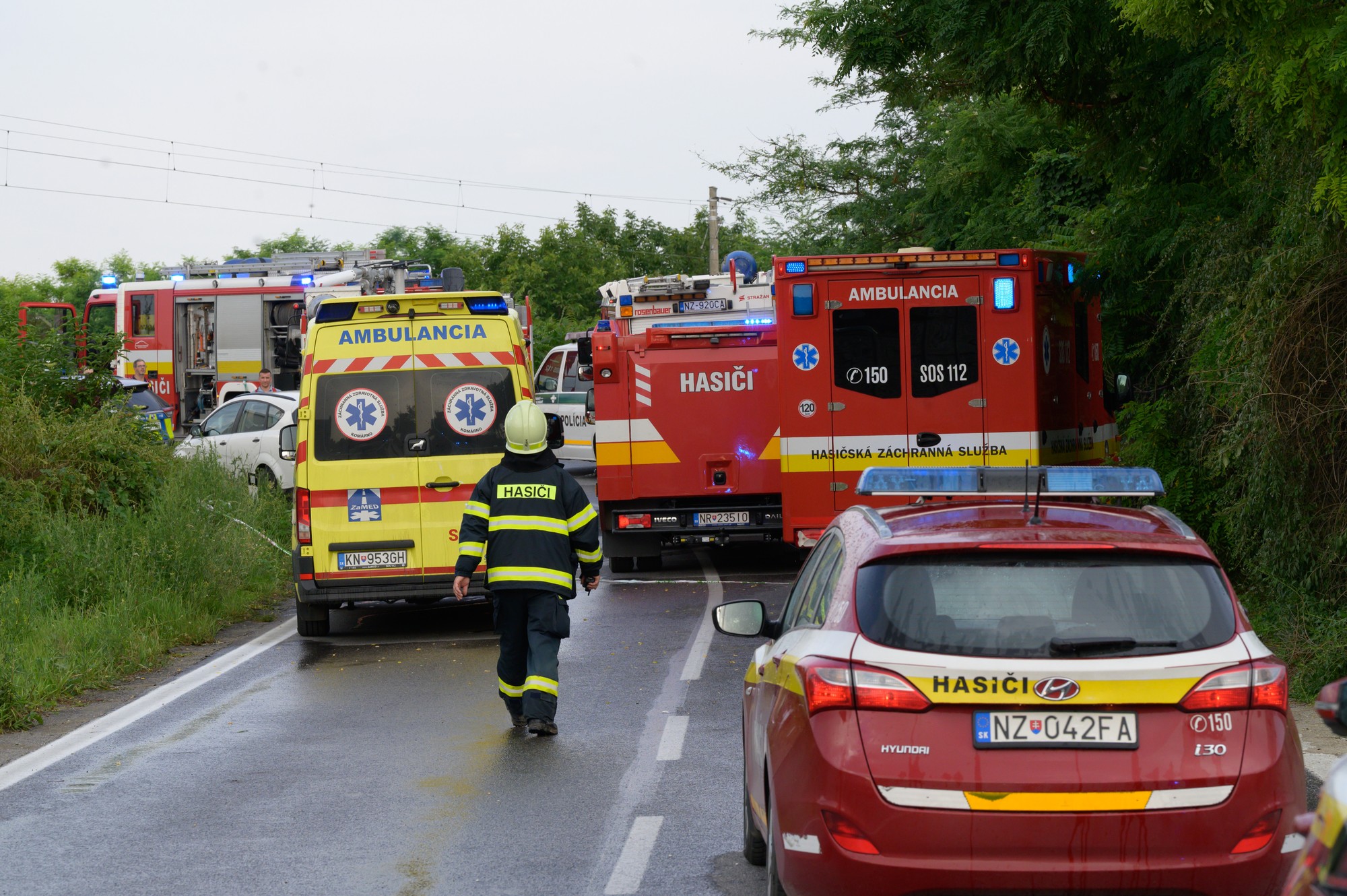 Nehoda vlaku s autobusom pri Nových Zámkoch si vyžiadala obete.
