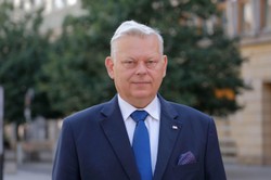 Bąkiewicz mówił, że "PiS pełza przed Żydami". Suski: Może powinien przeprosić