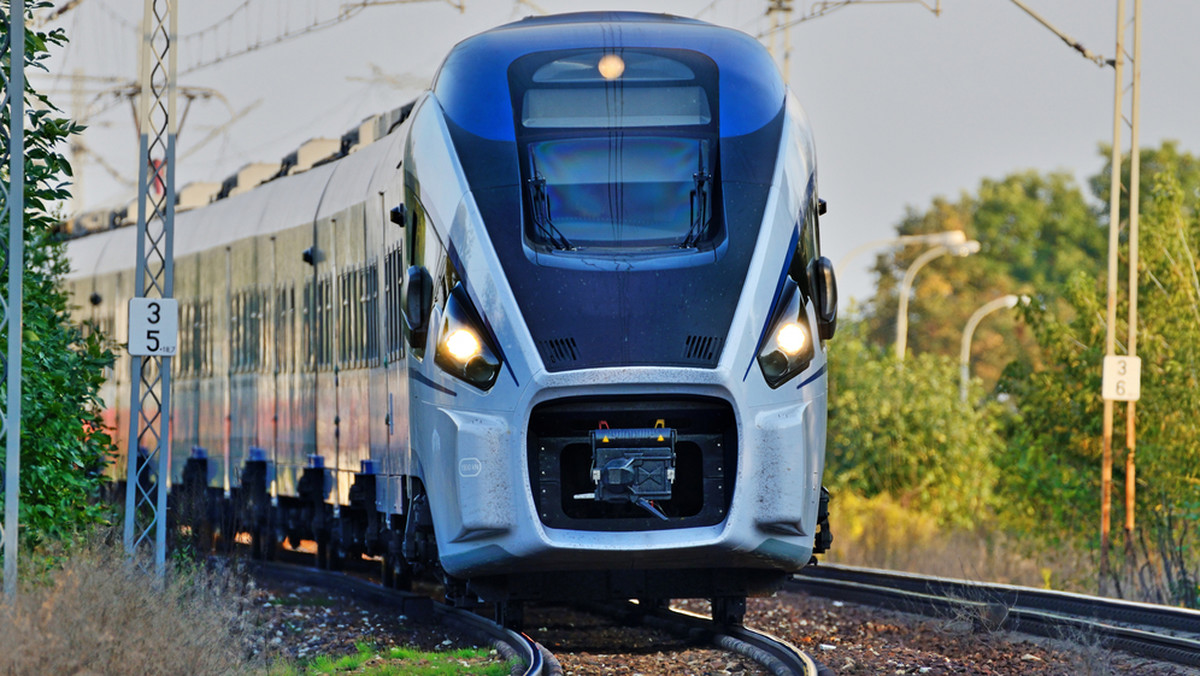 Pociągi ED-74 wrócą na tory. Decyzję w tej sprawie podjął zarząd PKP Intercity. Tak zwane "Edyty" są we flocie spółki od 9 lat. Teraz czeka je modernizacja. Zostaną wymienione w nich siedzenia oraz zamontowane: bezprzewodowy internet i gniazdka. Pojawią się udogodnienia dla osób z niepełnosprawnościami i pasażerów z rowerami. Wiadomo, już na jakich trasach będą jeździć pociągi. Popularne Edyty pojadą m.in. trasą relacji Kraków - Lublin przez Kielce i Radom.