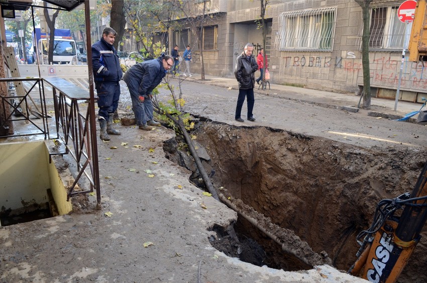 Rupa u kojoj je pukla cev