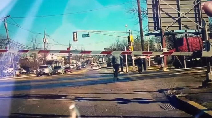 Másodperceken múlott az idős asszony élete, akinek a háta mögött pirosra váltott a vasúti jelzőlámpa / Fotó: Youtube