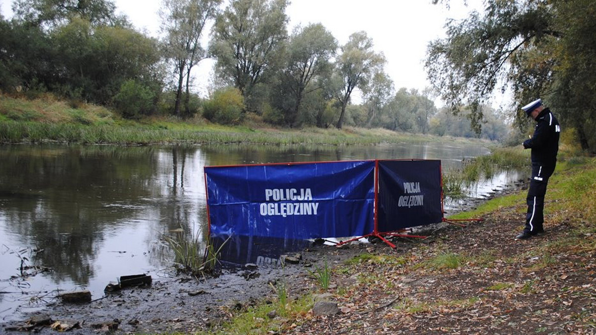 Wczoraj przed południem w Świeciu znaleziono ciało 28-latka. Zwłoki mężczyzny znajdowały się na brzegu Wdy. Jak na razie nie wiadomo, co było przyczyną jego śmierci - informuje policja ze Świecia.