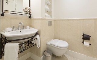 Głośna spłuczka w WC narusza prawa człowieka. Wyrok Sądu Najwyższego we Włoszech