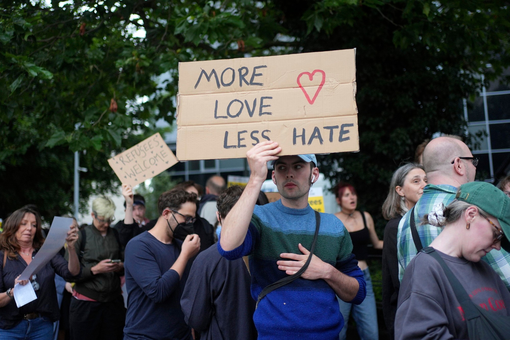 Zhruba 15 000 ľudí protestovalo v severoírskom hlavnom meste Belfast proti rasizmu a pravicovému násiliu.