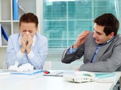 Nie bądź egoistą! Nie przynoś grypy i przeziębienia do pracy