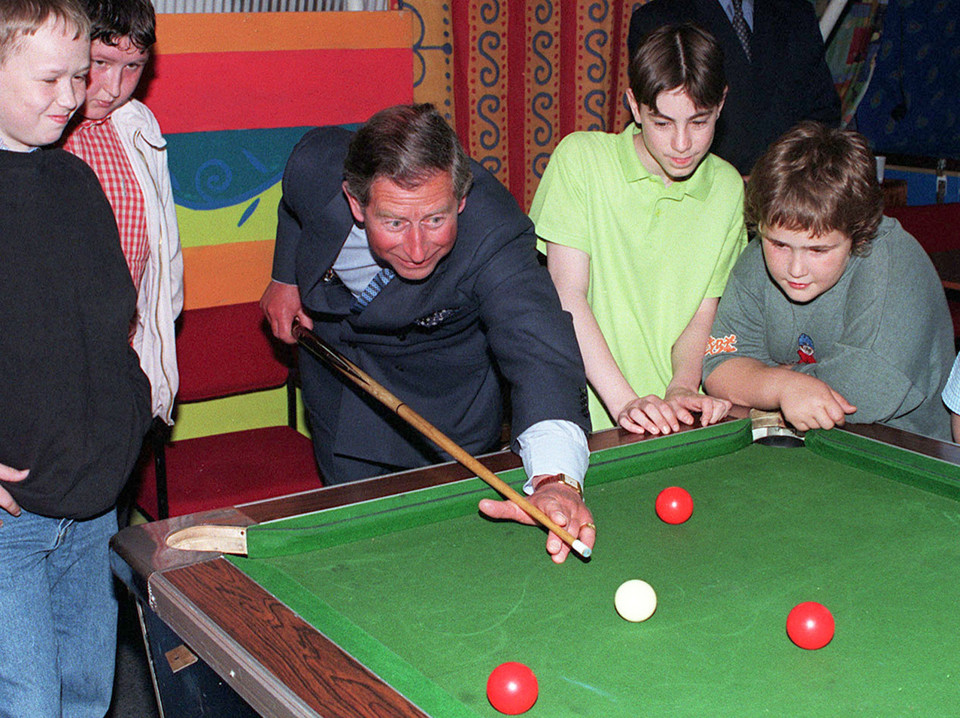 Książę Karol gra z dziećmi w bilard, 1998 r.