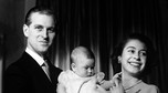 Księżniczka Elżbieta i książę Filip z pierworodnym synem Karolem. Miał wtedy sześć miesięcy / rok 1949