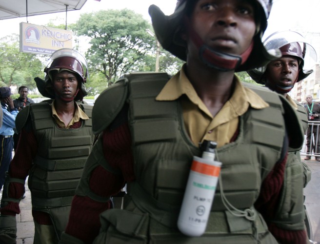 Siły porządkowe pod pretekstem pilnowania porządku panoszą się po ulicach