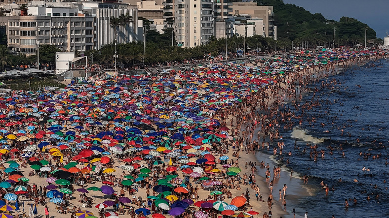 Zatłoczone plaże w Rio de Janeiro w związku z falą upałów
