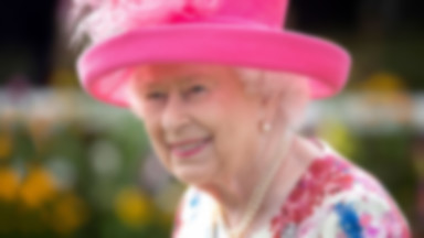 Królowa urządziła przyjęcie w ogrodach w pałacu w Szkocji. Zaprezentowała światu nowy wizerunek