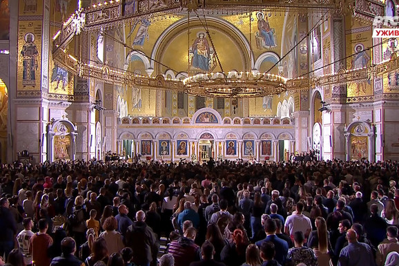 Patrijarh Porfirije u Hramu Svetog Save služi ponoćnu vaskršnju liturgiju: Okupio se veliki broj vernika (FOTO)