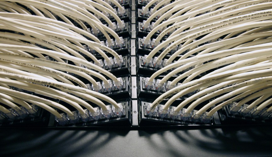 Firmy oraz instytucje naukowe coraz chętniej analizują dane dotyczące naszego zachowania w sieci. Część osób widzi tu zagrożenie związane z naruszaniem prywatności i szpiegowaniem. Dla innych jest to znakomita okazja poznania swoich klientów i dopasowania ofert idealnie do ich potrzeb. Ogromna ilość danych, jaką generujemy naszym zachowaniem w sieci, może być porządkowana przez doświadczonych architektów big data.
<br>Ile mogą zarabiać architekci big data? To funkcja mocno związana z IT więc zarobki z łatwością przekraczać 12.000 zł brutto.