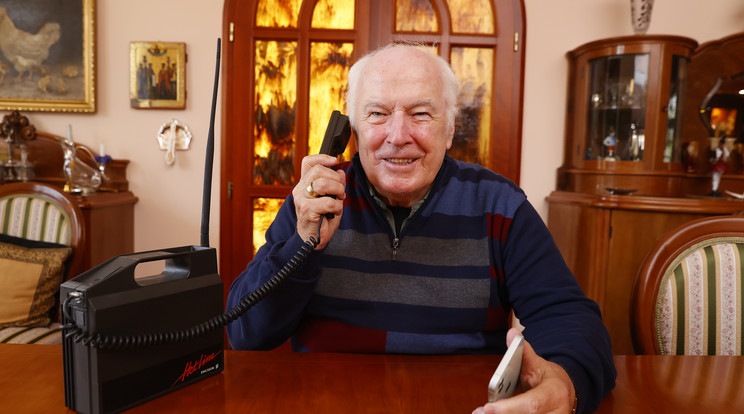 Sugár András, a Westel egykori igazgatója máig örzi első, táskaméretű mobiltelejonját / Fotó: Knap Zoltán