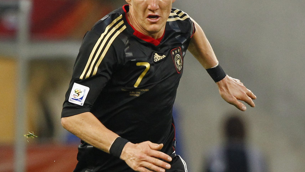 Kapitan reprezentacji Niemiec Michael Ballack, którego kontuzja wyeliminowała z mistrzostw świata w RPA, może czuć się poważnie zagrożony. Po zwycięstwach nad Anglią i Argentyna w sercach kibiców i komentarzach dziennikarzy króluje Bastian Schweinsteiger.