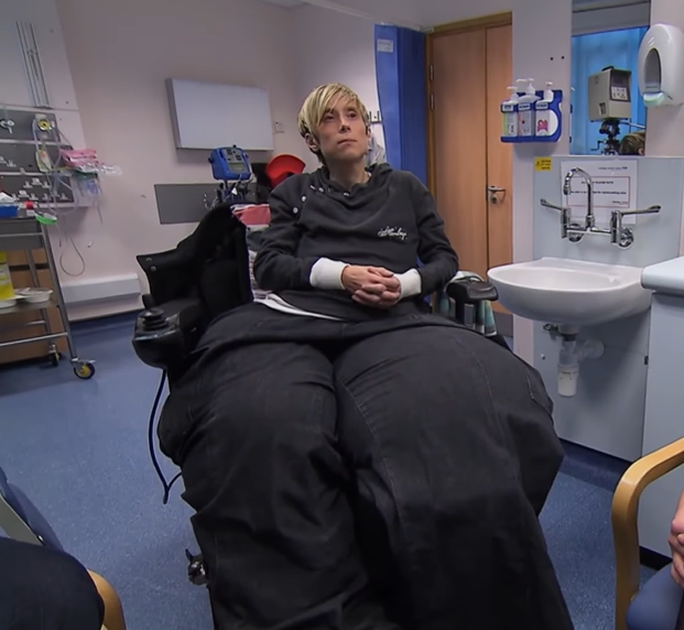 Mandy trpí genetickou poruchou, pre ktorú jej nohy nekontrolovateľne rastú.