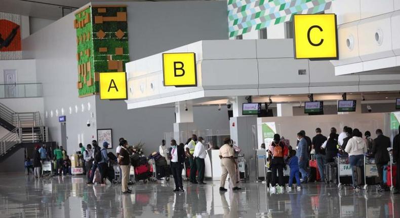 Nigeria retaliates as FG restricts airlines from UK, Canada, Saudi Arabia over Omicron (Solacebase)