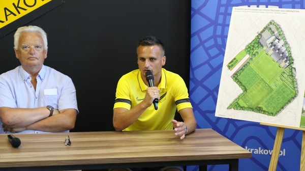 W  czerwcu 2021 r. trenerem Wieczystej Kraków został były selekcjoner reprezentacji Polski – Franciszek Smuda, z którym drużyna w 2022 r. zdobyła Puchar Polski na szczeblu Małopolskim. Drużyna ma także w swoich szeregach wielu znanych piłkarzy. Nic więc dziwnego, że coraz lepiej radzący sobie zespół chce mieć odpowiednie miejsce do rozgrywania meczów i przeprowadzania treningów. 