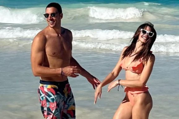 OGLASIO SE VLADA VUKSANOVIĆ Dok svi bruje o njegovom razvodu od fatalne brinete on pokazao kako uživa: Ispred njega čaše vina, a evo ko mu pravi društvo (Foto)