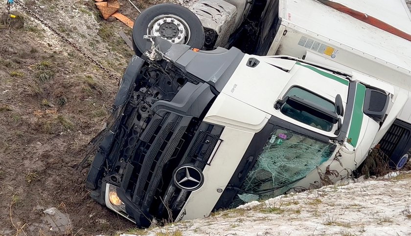 Tir w rowie pod Olsztynem. Za kierownicą 21-latka