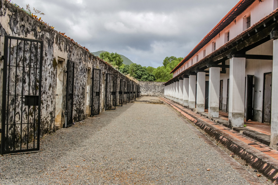 Dawne budynki więzienne na wyspie Con Son
