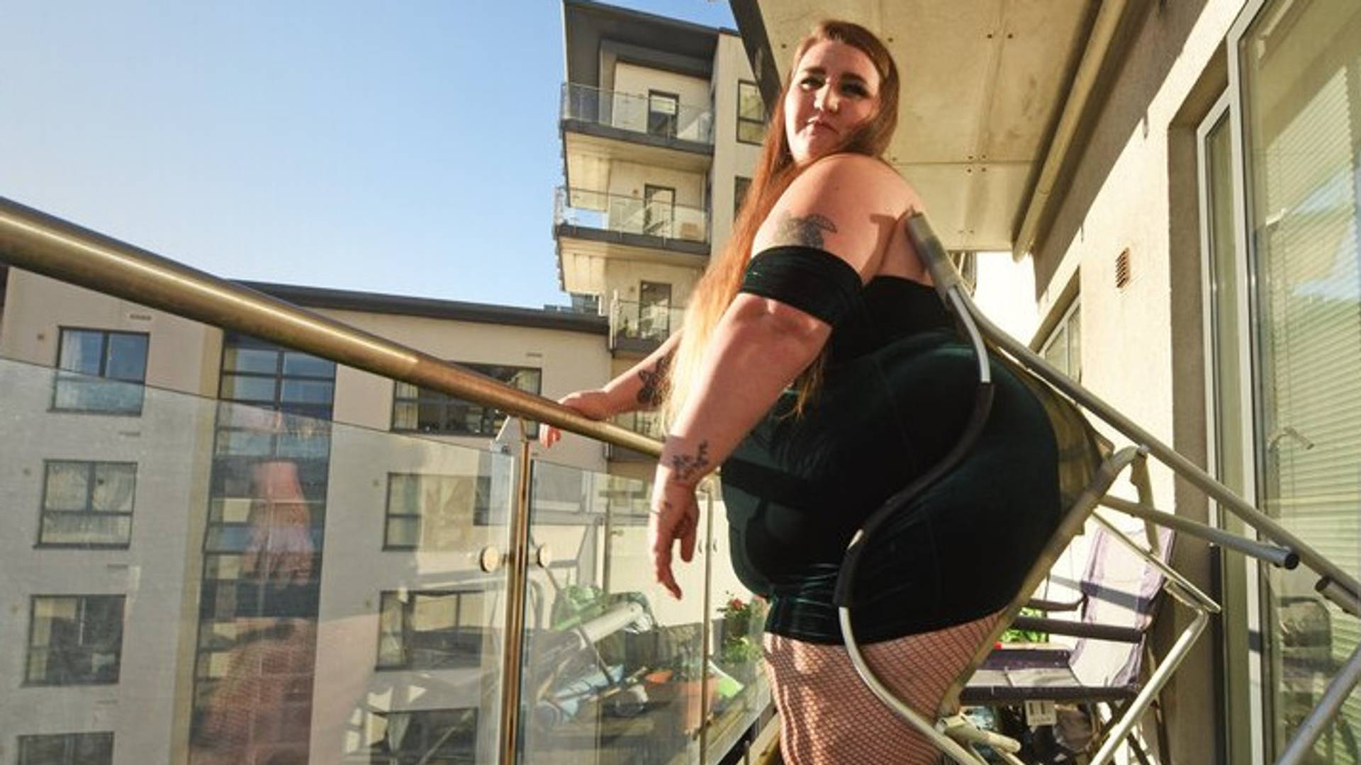 Danijela ima 222 kilograma i zbog toga što ne može da sedne na stolicu ili prođe kroz vrata zarađuje ozbiljne pare