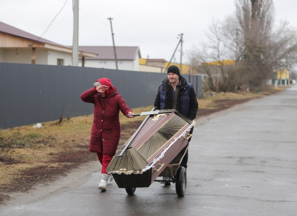 Mieszkańcy Borodzianki wiozący trumnę (03.03.2022)