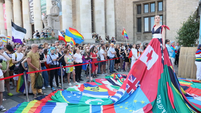 Suknia z flag, gdzie za homoseksualizm można stracić życie. Poruszający widok