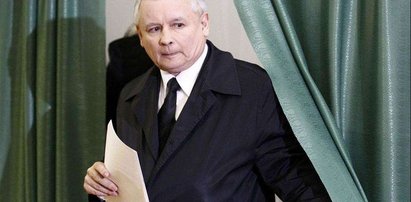 Kaczyński za kotarą w lokalu wyborczym. Co tak długo?