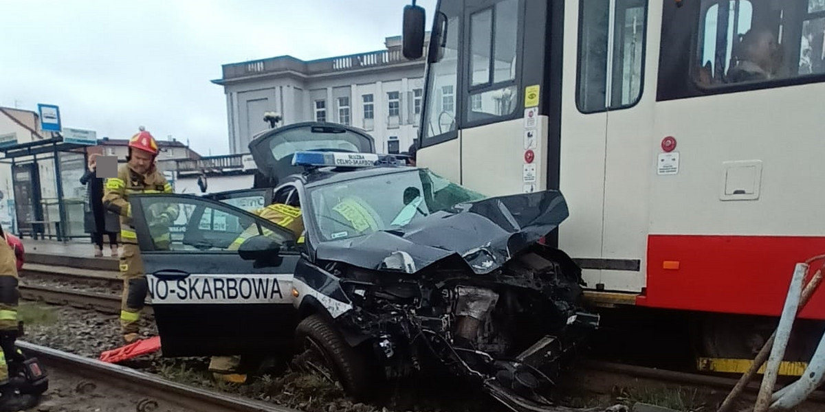 Gdańsk. Samochód służby celnej zderzył się z tramwajem. Trzy osoby ranne.