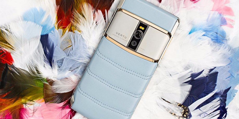 Vertu New Signature Touch w wersji z błękitną skórą cielęcą kosztuje 19800 dolarów